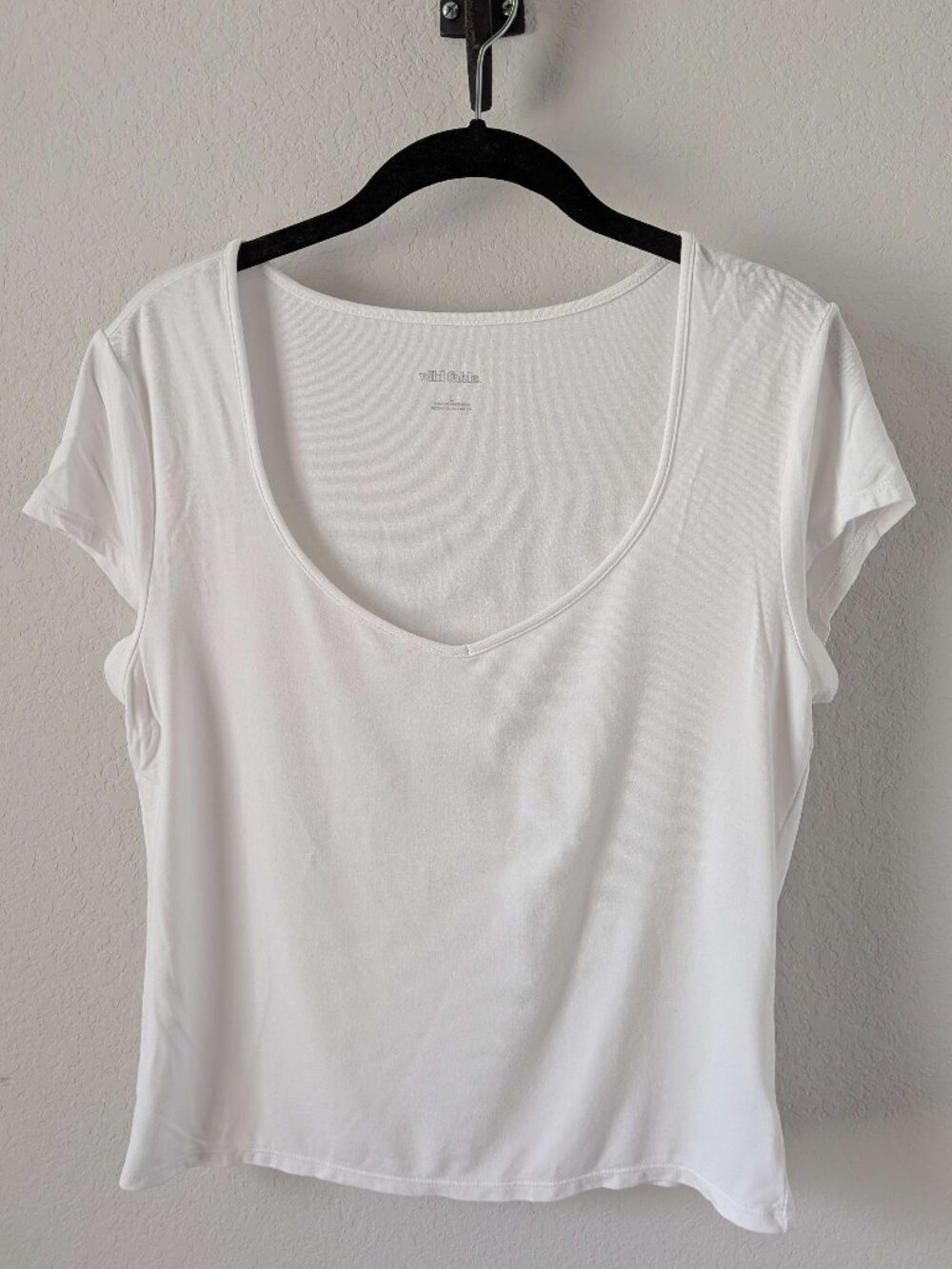 NWOT -- Wild Fable cap sleeve v-neck white tshirt - sz Large